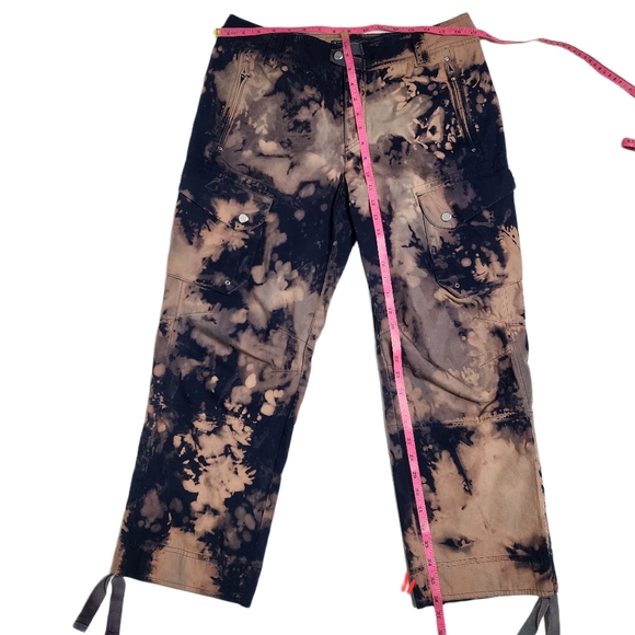 Ralph Lauren. One-of-a-kind, upcycled cargo, capri pants. Size: 10 - Picture 7 of 11